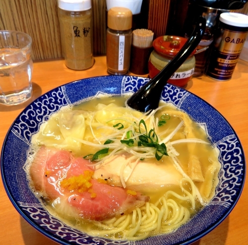 「雲呑中華そば・白(920円)」@中華そば 虎桜の写真