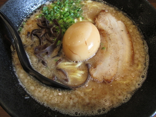 「九州とんこつ半熟味玉らあめん（ちじれ麺）　「790円」」@九州らあめん どん きさろく 八柱店の写真