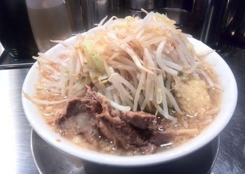 「ラーメン 750円(野菜増し・ニンニクシングル)」@ジロリアン 町屋店の写真