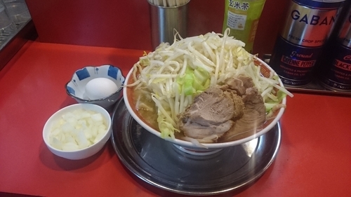 「大・刻み玉ねぎ・温泉玉子(ヤサイアブラ)￥９００」@ラーメンタロー 大森の陣の写真