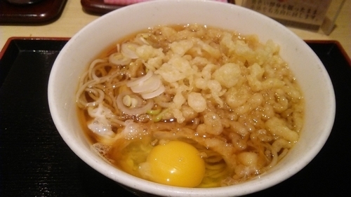 「たぬきそば 370円＋生玉子 70円」@いろり庵きらく 市川店の写真