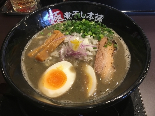 「極濃煮干しラーメン 味玉付き」@極煮干し本舗 荒川沖店の写真