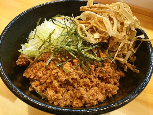 「まぜそば〈太麺〉　（大盛り）　＋揚げゴボウ：サービス券」@らーめん 大気見の写真