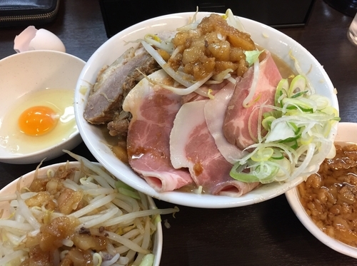 「ラーメン半分 MIX豚 ヤサイ アブラどでん」@ラーメンどでん 大宮店の写真