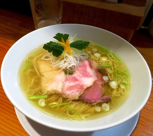 「鶏そば塩(900円)＋ハートランド」@麺LABOひろの写真