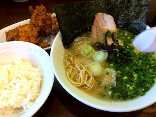 「茨城豚骨ライト（680円）＋ランチからあげセット（300円）」@博多ラーメン とんこつ家の写真