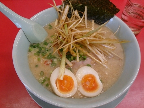 「プレミアム塩とんこつ 味付き白髪ネギ」@山岡家 松本店の写真