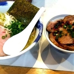 塩ラーメン（700円)　日替わりご飯（300円)