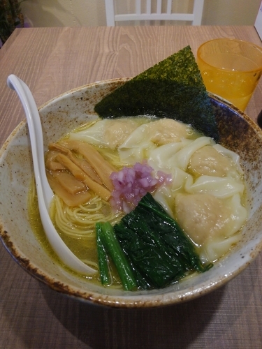 「牡蛎塩ワンタンメン(900円)」@東大和ラーメン大冬樹Season2の写真
