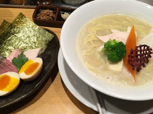 「鶏白湯SOBA 950円＋特製トッピング300円」@銀座 篝の写真