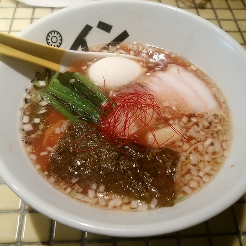 「醤油ラーメンいっぱいん味玉」@パイナップルラーメン屋さん パパパパパインの写真