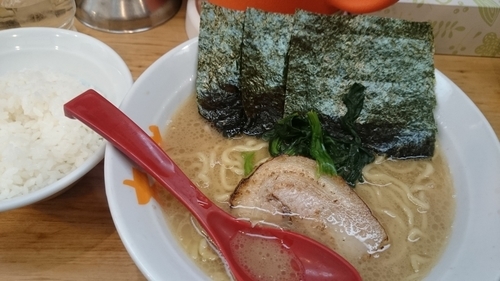 「ラーメン(720円)+小ライス(100円)」@ラーメン大桜 東神奈川駅前店の写真
