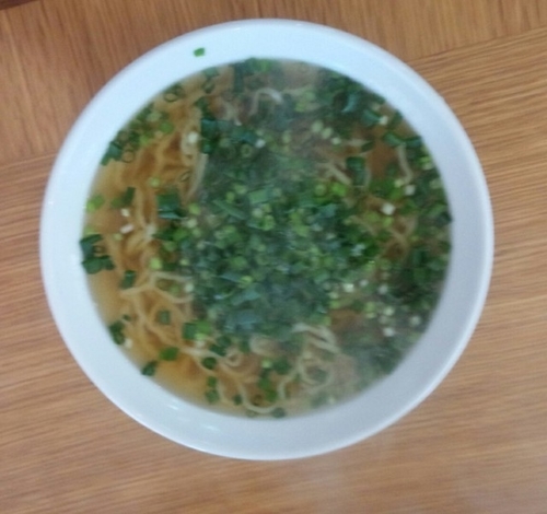 「青春ラーメン（万能ねぎラーメン）味普通・麺固め、550円」@香福の写真