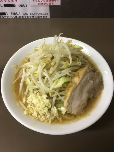 「小ラーメン（650¥、野菜、ニンニクちょい増し）」@ブタヤマニンニクンの写真