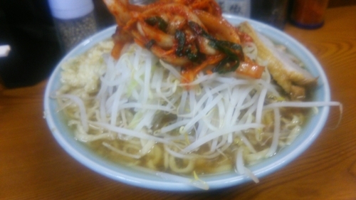 「大盛りラーメン カタメ タマネギキムチ ニンニクダブル」@ラーメン二郎 亀戸店の写真