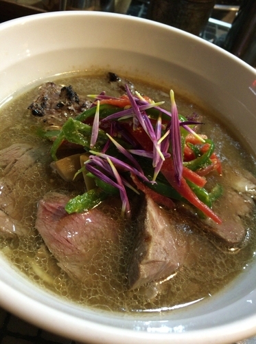 「【肉の日限定】ラム骨塩らーめん羊肉乗っけ １０５０円」@らーめん 五ノ神製作所の写真