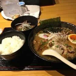 醤油ラーメンもつ煮セット980円