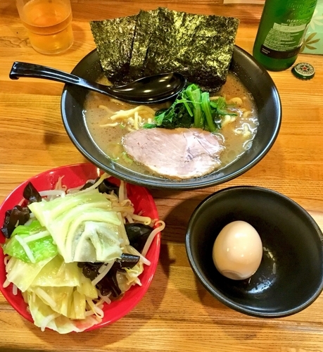 「野菜盛りラーメン+味玉 （醤油）」@らーめん家 せんだい 横浜駅西口店の写真
