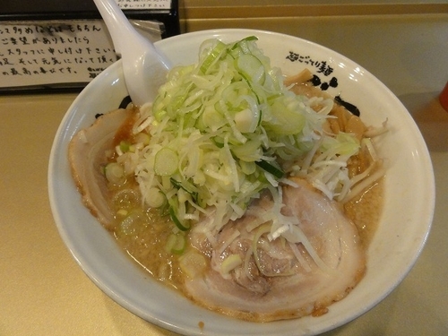 「中盛醤油ラーメン　800円　ネギメンママシ　麺硬め」@超ごってり麺 ごっつ 秋葉原店の写真
