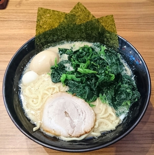 「味玉ラーメン(大盛)＋ほうれん草」@壱角家 春日部店の写真
