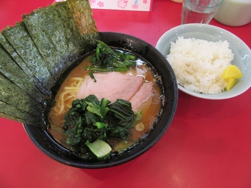「ラーメン並（６８０円）＋ライス＋青菜＋海苔」@杉田家 千葉祐光店の写真