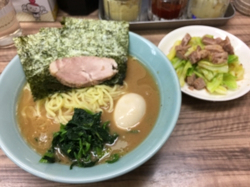 「味玉ラーメン中盛850円硬め濃いめ、キャベチャ150円」@横浜家系ラーメン武蔵家 松戸店の写真
