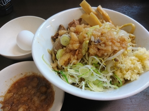 「油そば(小)800円(ニンニク・アブラ・生卵)」@ラーメンどでん 大宮店の写真