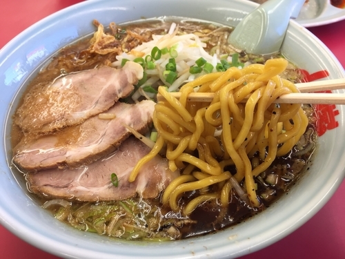 「黒マー油焦がし醤油ラーメン（大盛）」@ラーメン山岡家 上尾店の写真