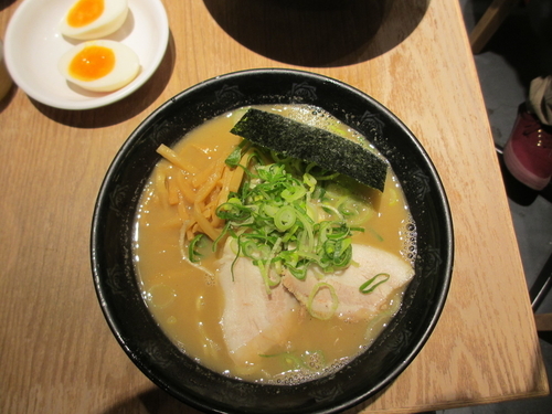 「やりすぎ煮干しラーメン 850円」@とんこつらーめん俺式 純 東京ラーメンストリート店の写真