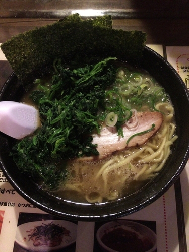 「ラーメン （硬め）ほうれん草＋半ライス」@横浜家系ラーメン 石川家 大宮店の写真