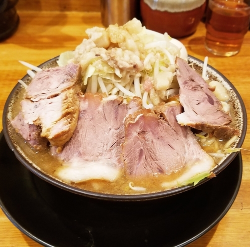「チャーシュー麺(並盛 ヤサイニンニクアブラ)+味玉」@ラーメン盛太郎の写真
