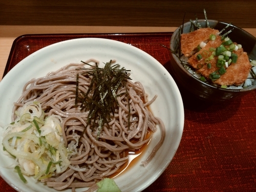 「ミニ丼付きランチセット」@乱切りそば あずみの写真