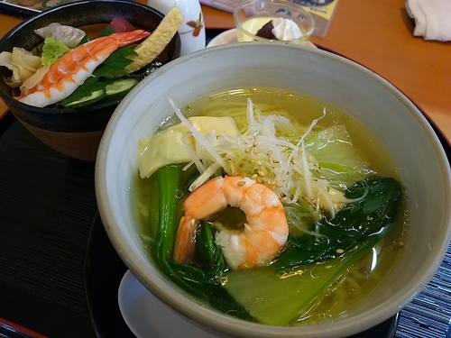 「【限定】鯛ラーメンとミニ丼ぶりのセット　※丼：海鮮ちらし丼」@和食処 王滝 あがた店の写真