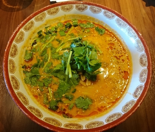 「パクチー担々麺 1080円」@ゴールデンタイガー 六本木店の写真