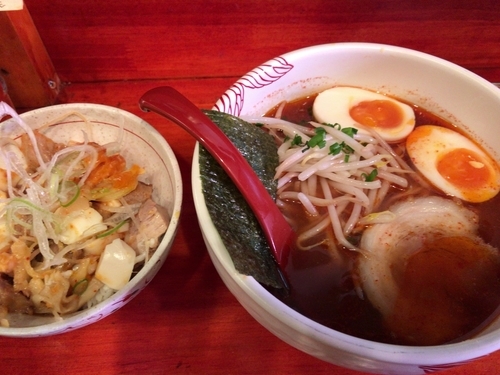 「味玉赤いラーメン&ピリ辛まかないごはん」@麺処 あす花の写真