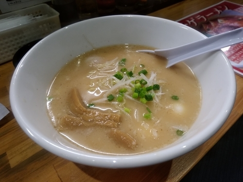 「牛骨魚介ラーメン(並盛・150g)788円→394円」@らぁめんまんの写真
