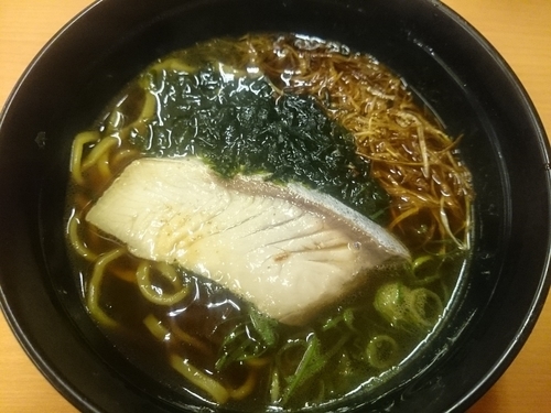 「新味！ぶりブラックラーメン ￥302」@スシロー 川越店の写真