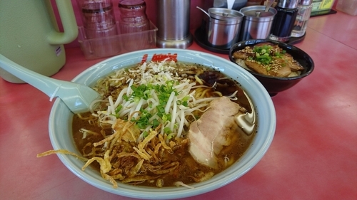 「限定/焦がし醬油ラーメン+大盛り+ミニチャーシュー丼」@ラーメン山岡家 瑞穂店の写真