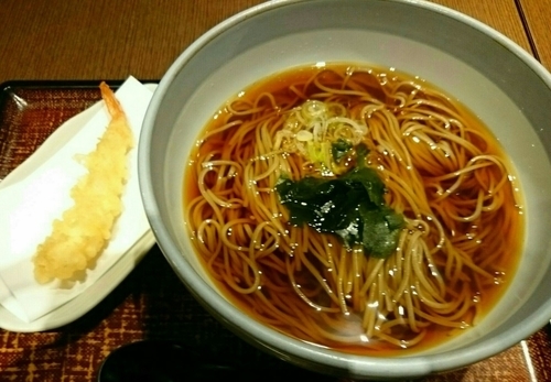 「かけそば＋海老天　490円＋無料券」@そば うどん處 七福 弁天庵 四谷三丁目店の写真