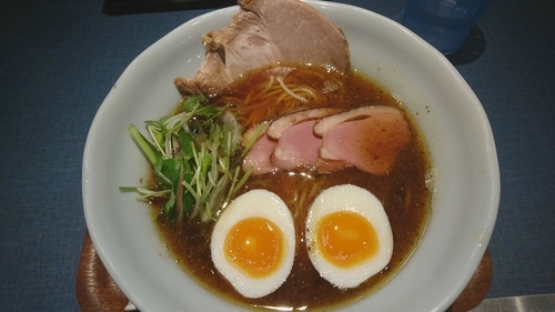 「にほんいち醤油そば」@麺巧 潮の写真