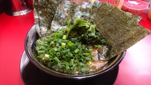 「ラーメン(麺硬め・味濃いめ・油少なめ)＋海苔・万能ねぎ」@家系ラーメン とらきち家の写真