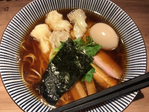 「黒旨にこにこワンタンメン【900円】＋味玉【100円】」@中華soba いそべの写真