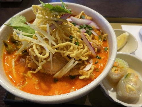 「カオソーイ　生春巻付　　880円」@本格タイ料理 バンセーン 水道橋店の写真