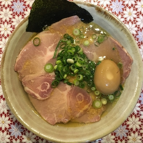 「讃岐ラーメン (680円) 焼煮豚盛り 半熟味付卵」@麺 虎右ヱ門の写真