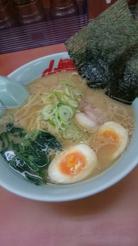 「醤油ラーメン  ６４０円  味付玉子  １１０円」@山岡家 前橋亀里店の写真