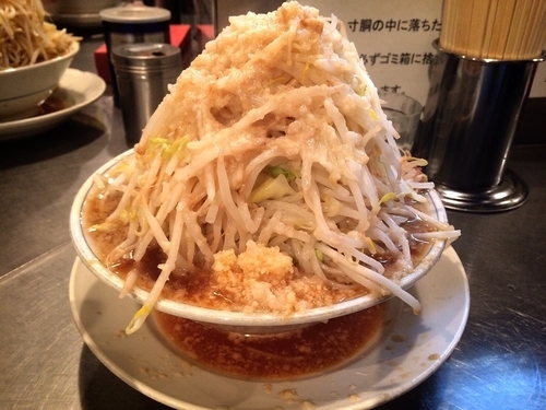 「らーめん中＋生卵 野菜マシマシニンニクカラメ」@らーめん大 池袋店の写真