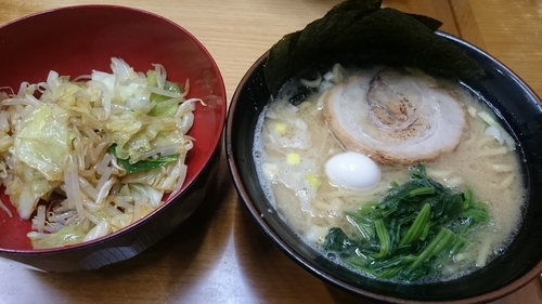 「醤油ラーメン(700円)+もやしキャベツ(100円)」@横浜家系ラーメン すずき家の写真