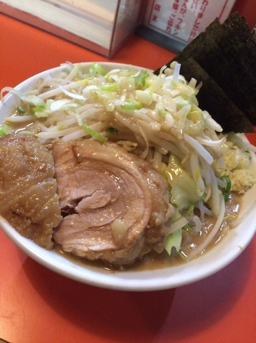 「ミニらーめん 豚一切れ（全マシ）７１０円＋海苔５０円」@ちばからの写真