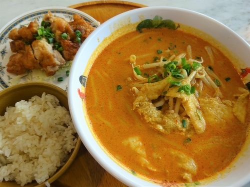 「カレーヌードル　小ライス付き　　930円」@シンガポール海南鶏飯 水道橋本店の写真