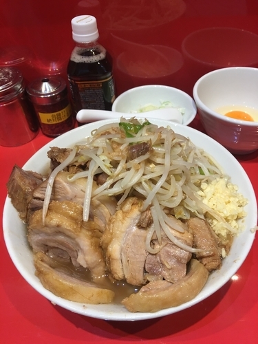 「小豚ヤサイニンニク多め白ネギ生卵」@ラーメン二郎 西台駅前店の写真